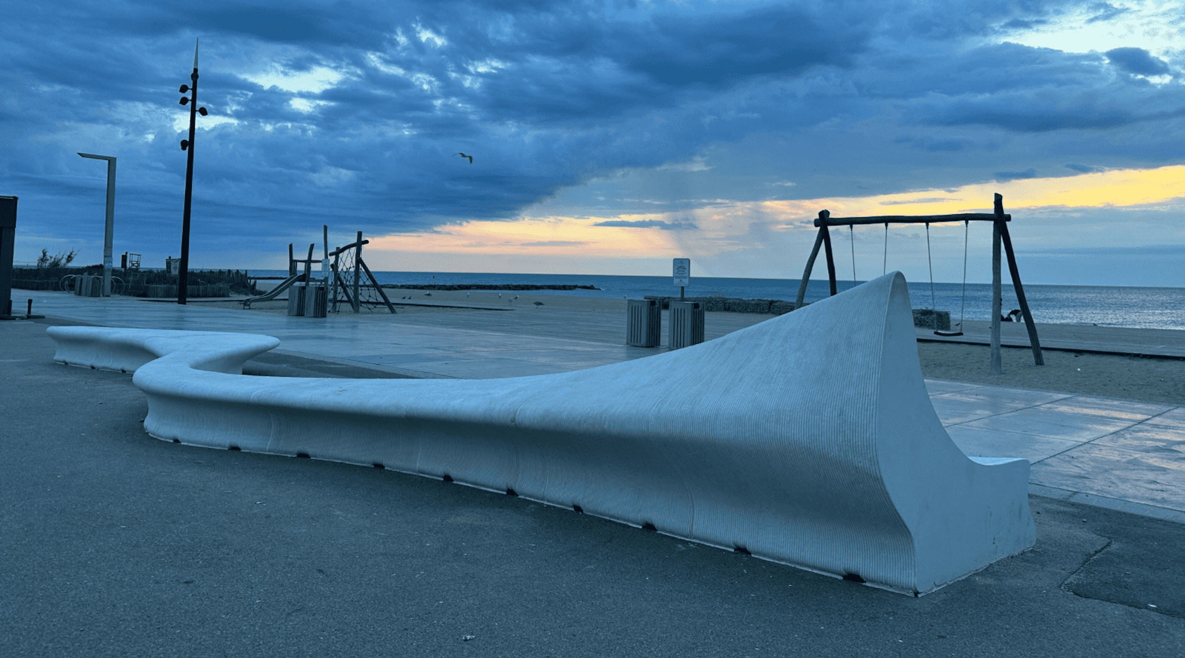 <img src="https://3dconcrete.fr/actualites/impression-3d-beton-art-et-technologie/urbandesignbench.jpg" alt="Urban concrete 3D printing of the Murène Bench by 3D Concrete, enhancing Saint Cyprien Plage">