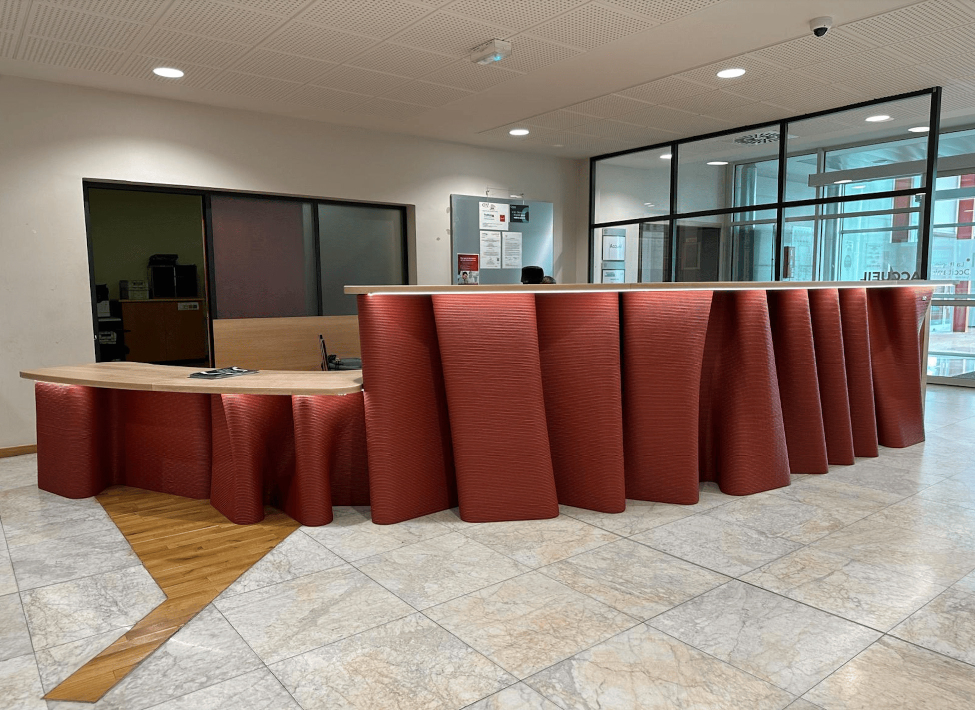 <img src="https://3dconcrete.fr/actualités/revolution-esthetique-a-la-cma-66-avec-une-banque-d-accueil-3d/CMAreceptiondesk.jpg" alt="CMA 66 unveils an innovative reception desk printed in 3D concrete, blending functionality with modern design">