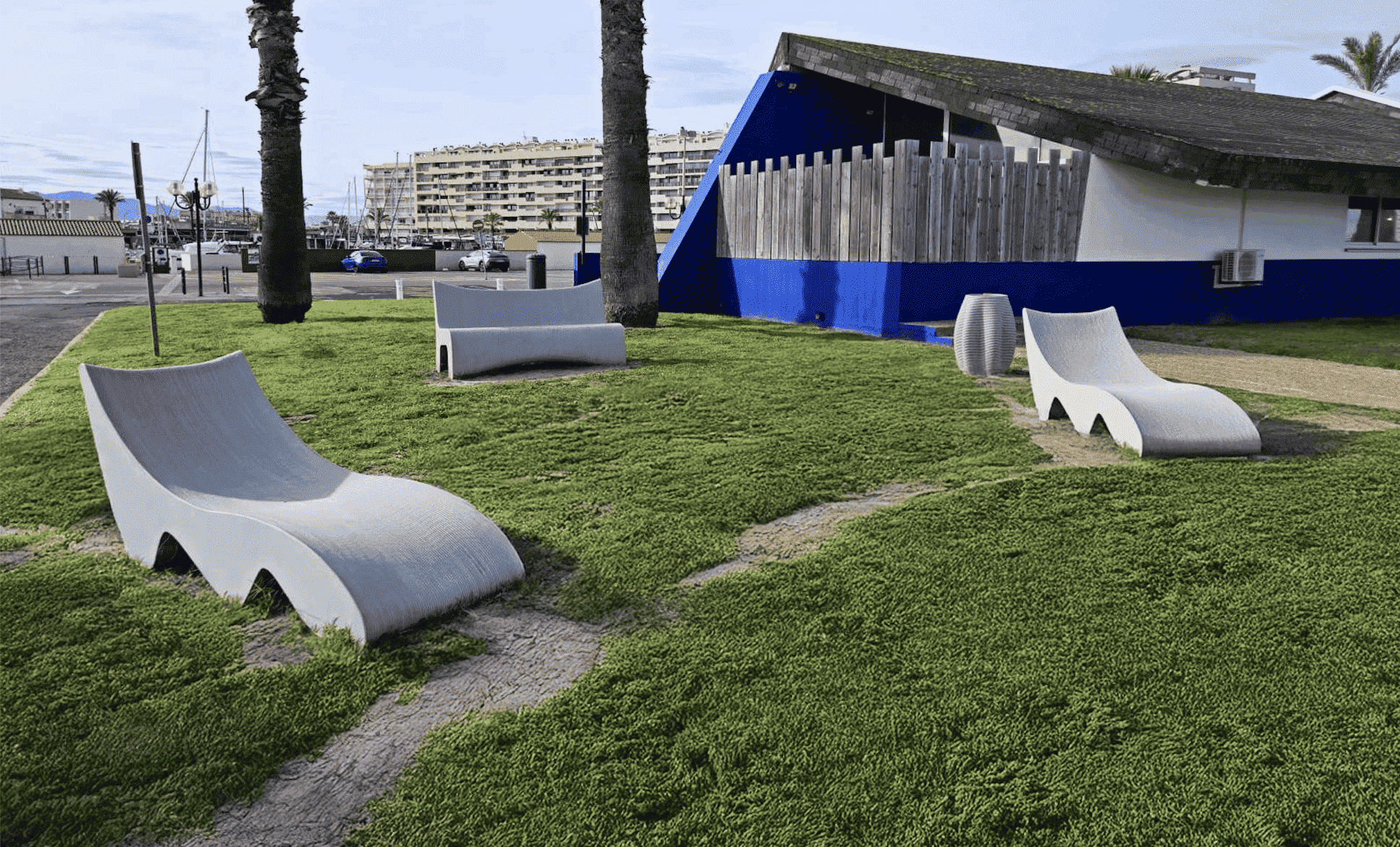 <img src="https://3dconcrete.fr/actualités/mobilier-urbain-en-3d-beton/urbanfurniture.jpg" alt="The Saint-Cyprien Tourist Office is equipped with urban furniture in 3D printed concrete by 3D Concrete, Pyrénées-Orientales, Occitanie, South of France">