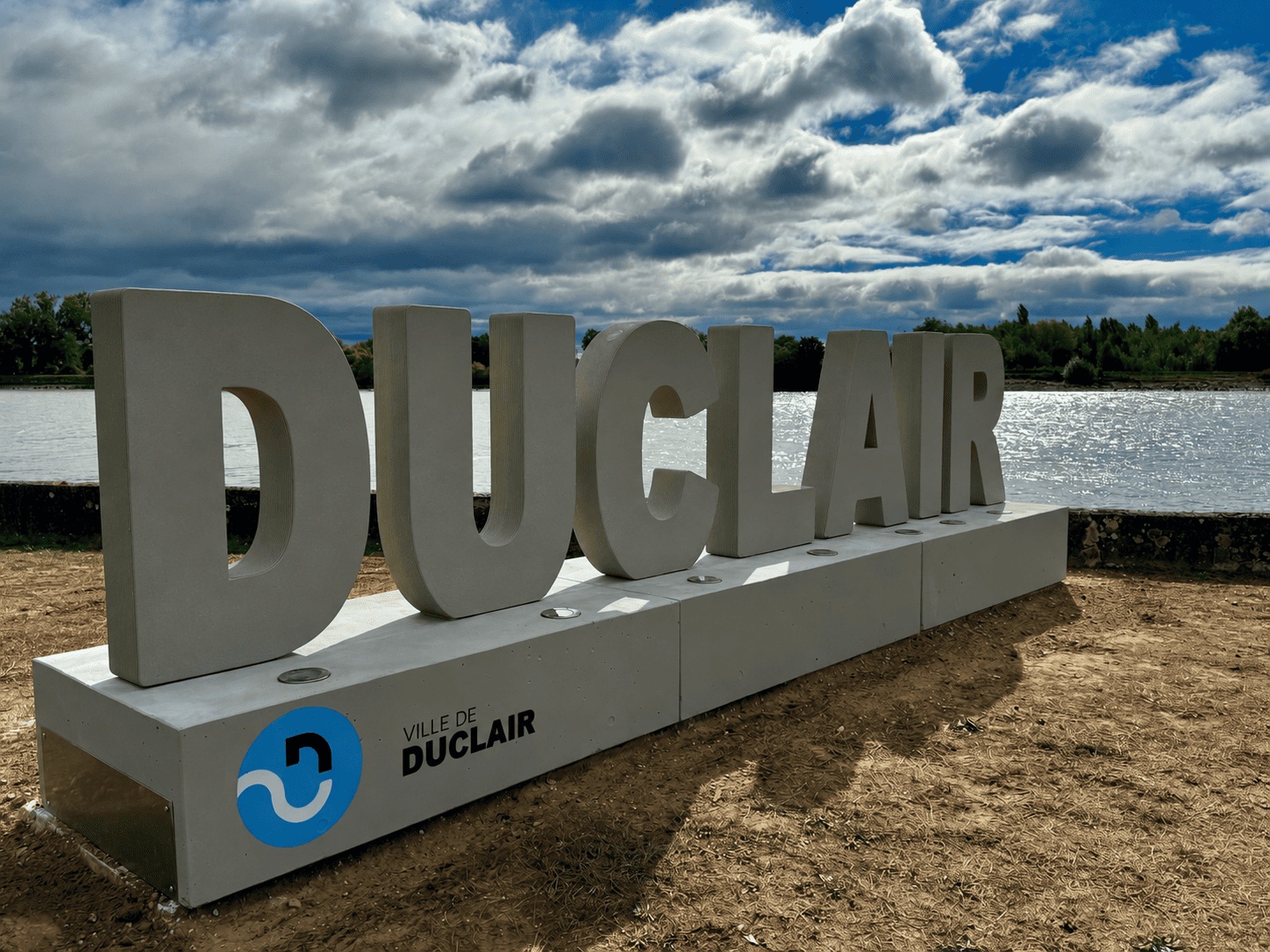 <img src="htts://3dconcrete.fr/actualités/https://3dconcrete.fr/lettrage-lumineux-en-3d-beton-a-duclair/letrasXXL.jpg" alt="Letras XXL en hormigón impreso en 3D con iluminación LED, 3D Concrete, Perpiñán, Pirineos Orientales, Occitania">