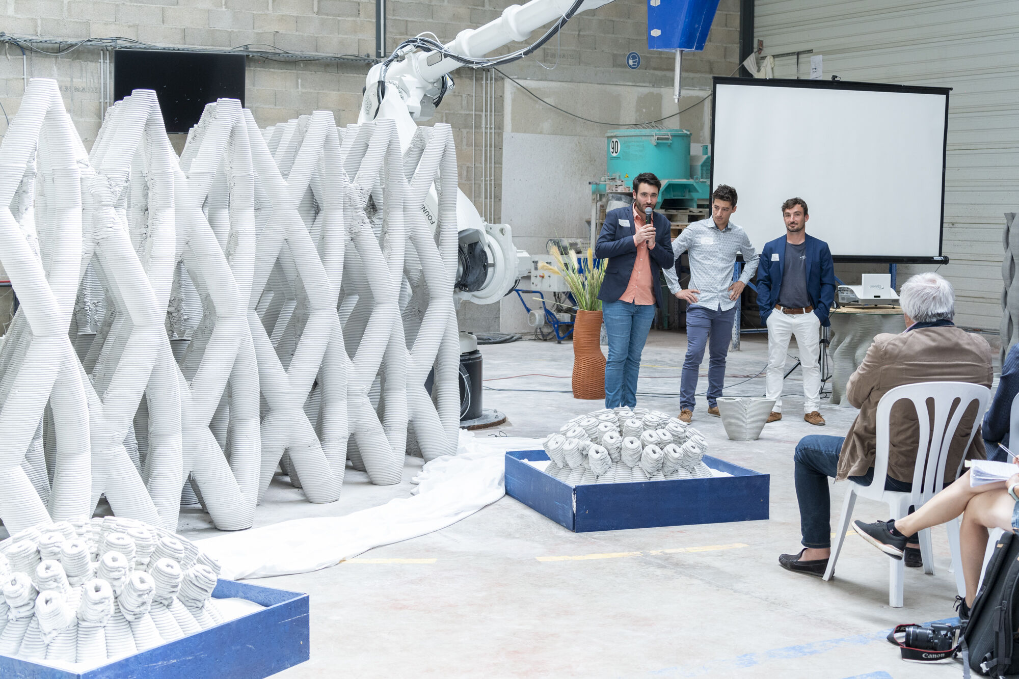 <img src="https://3dconcrete.fr/actualites/inauguration-des-premiers-attenuateurs-de-houle-en-3d/waveattenuator.jpg" alt="3D Concrete and LineUp Ocean celebrate the inauguration of the world's first 3D-printed concrete wave attenuator modules">