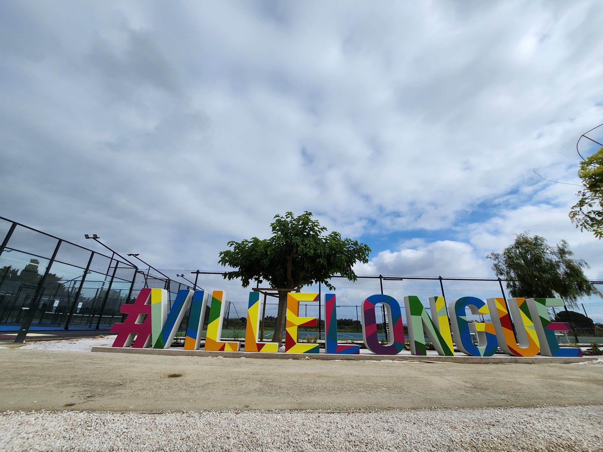 <img src="https://3dconcrete.fr/actualites/innovation-urbaine-lettrage-de-villelongue-en-impression-3d-beton/lettrageurbain.jpg" alt="Colored concrete 3D lettering in Villelongue de la Salanque, showcasing innovation and creativity in urban development.">