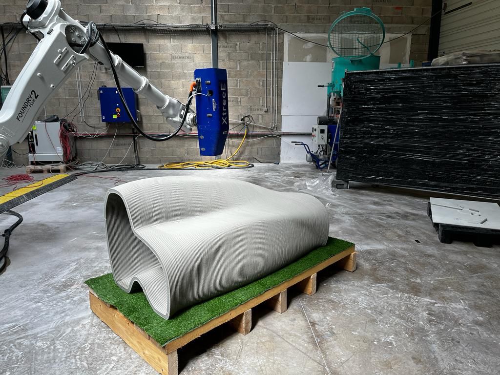 <img src="https://3dconcrete.fr/en/actualites/charge-tests-the-unshakable-strength-of-our-elements/loadtest.jpg" alt="Dynamic load test validated for our concrete 3D printed benches">