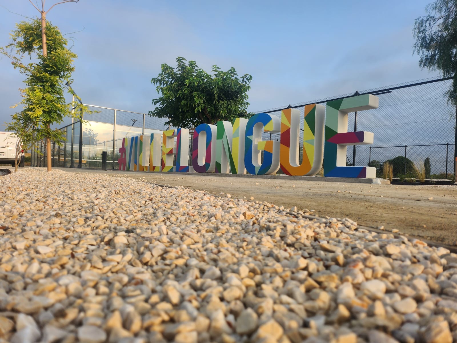 <img src="https://3dconcrete.fr/actualites/innovation-urbaine-lettrage-de-villelongue-en-impression-3d-beton/lettrageurbain.jpg" alt="Colored concrete 3D lettering in Villelongue de la Salanque, showcasing innovation and creativity in urban development.">