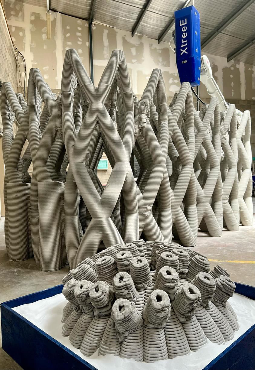 <img src="https://3dconcrete.fr/actualites/inauguration-des-premiers-attenuateurs-de-houle-en-3d/waveattenuator.jpg" alt="3D Concrete and LineUp Ocean celebrate the inauguration of the world's first 3D-printed concrete wave attenuator modules">