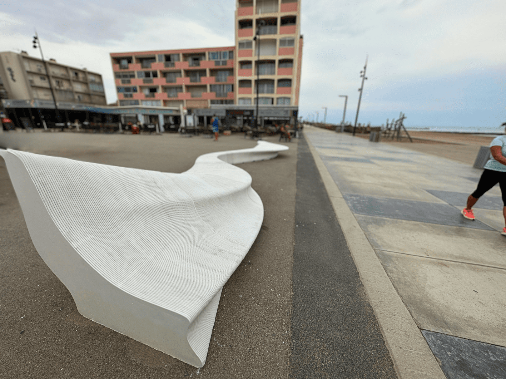 <img src="https://3dconcrete.fr/actualites/impression-3d-beton-art-et-technologie/bancurbaindesign.jpg" alt="Impression 3D béton urbaine du banc Murène par 3D Concrete, enrichissant Saint Cyprien Plage">