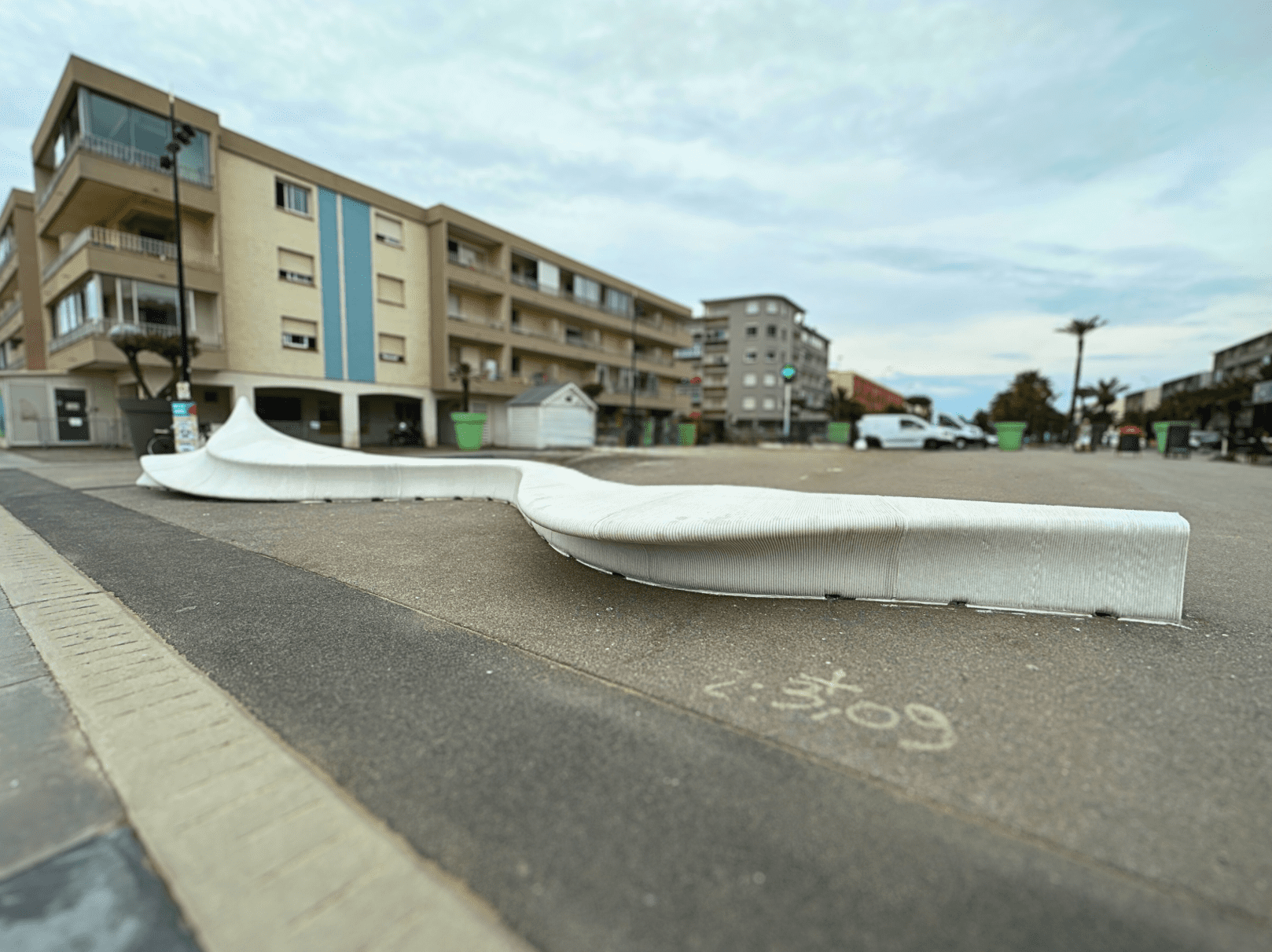 <img src="https://3dconcrete.fr/actualites/impression-3d-beton-art-et-technologie/urbandesignbench.jpg" alt="Urban concrete 3D printing of the Murène Bench by 3D Concrete, enhancing Saint Cyprien Plage">