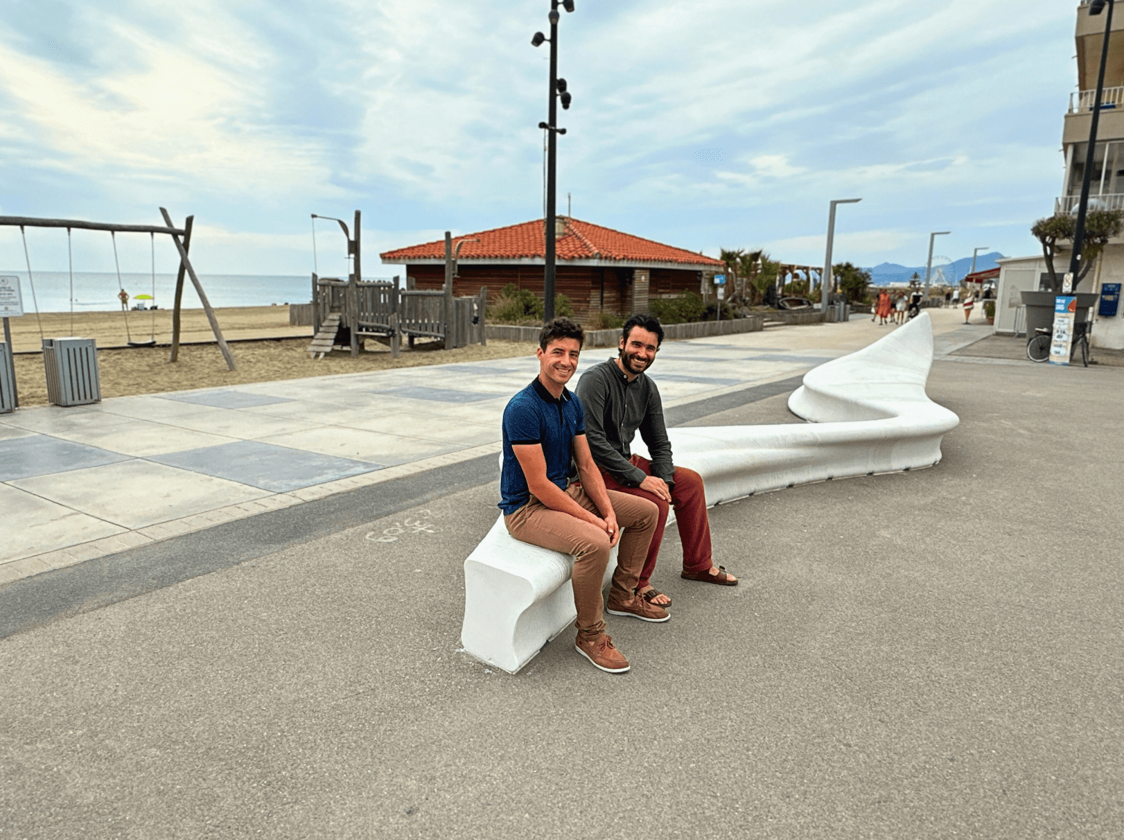 <img src="https://3dconcrete.fr/actualites/impression-3d-beton-art-et-technologie/bancurbaindesign.jpg" alt="Impression 3D béton urbaine du banc Murène par 3D Concrete, enrichissant Saint Cyprien Plage">