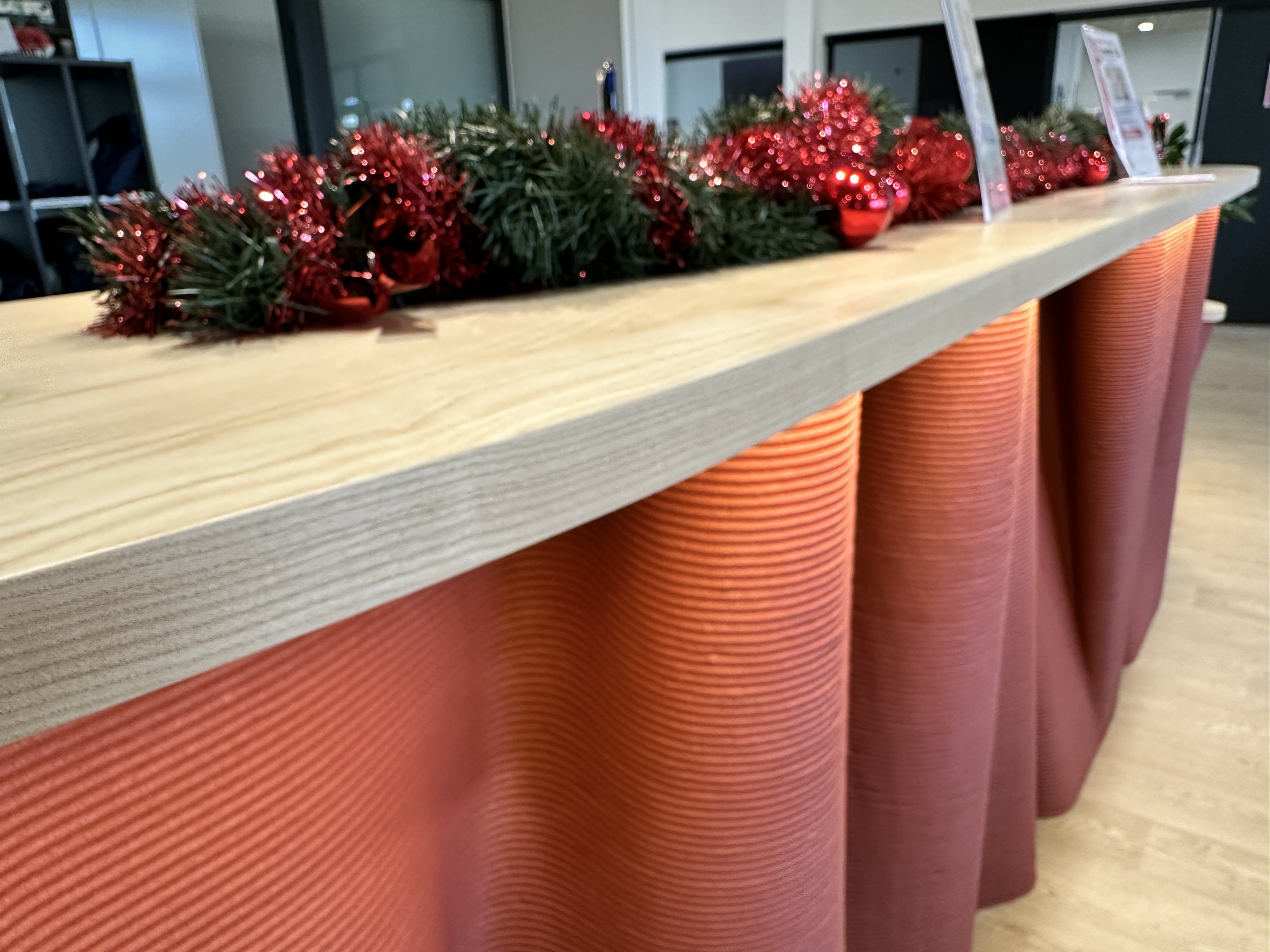 <img src="https://3dconcrete.fr/actualités/https://3dconcrete.fr/une-banque-d-accueil-sur-mesure-a-saleilles/3Dprintedconcretereceptiondesk.jpg" alt="3D printed concrete reception desk, Saleilles, 3D Concrete, Perpignan, Pyrénées-Orientales, Occitanie">