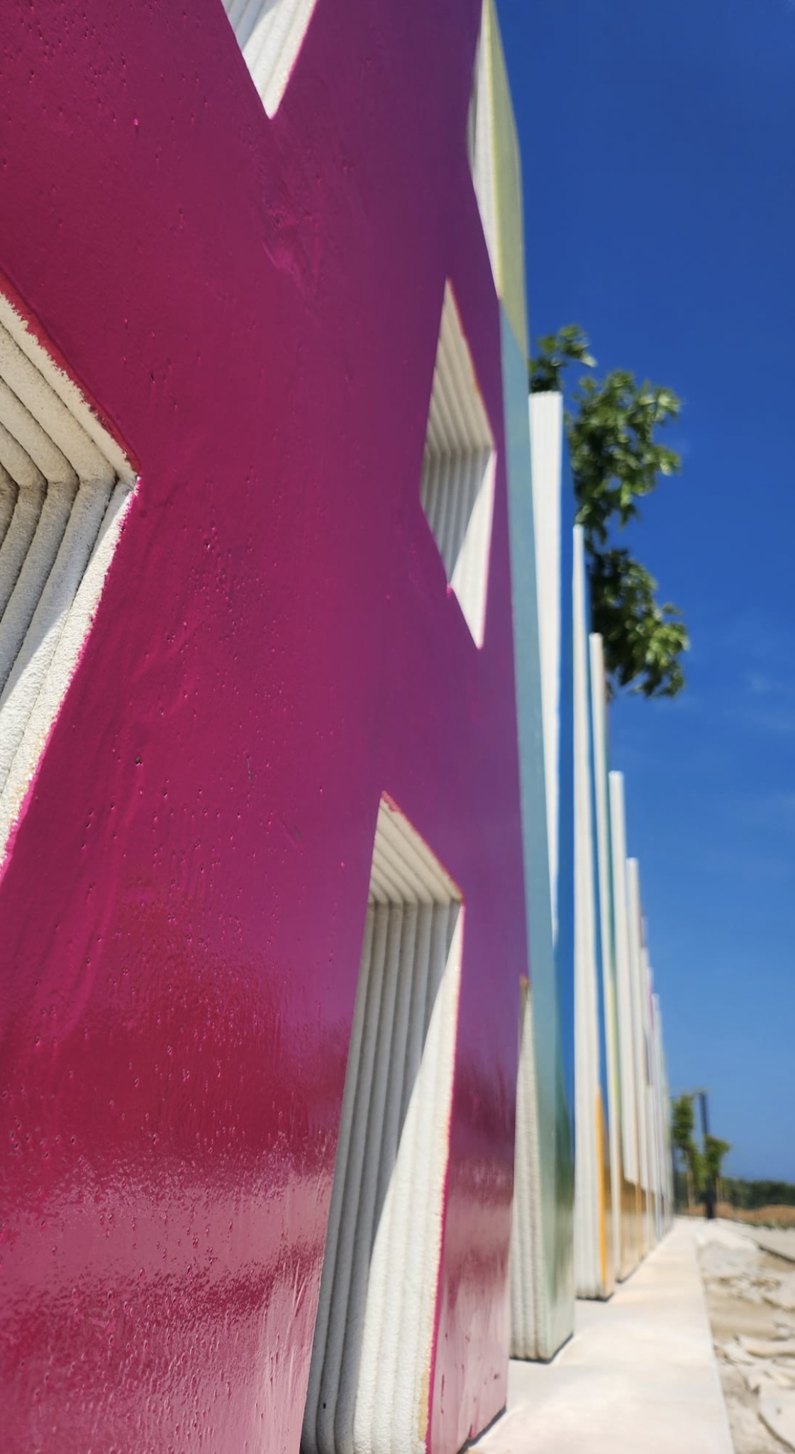 <img src="https://3dconcrete.fr/actualites/innovation-urbaine-lettrage-de-villelongue-en-impression-3d-beton/lettrageurbain.jpg" alt="Colored concrete 3D lettering in Villelongue de la Salanque, showcasing innovation and creativity in urban development.">