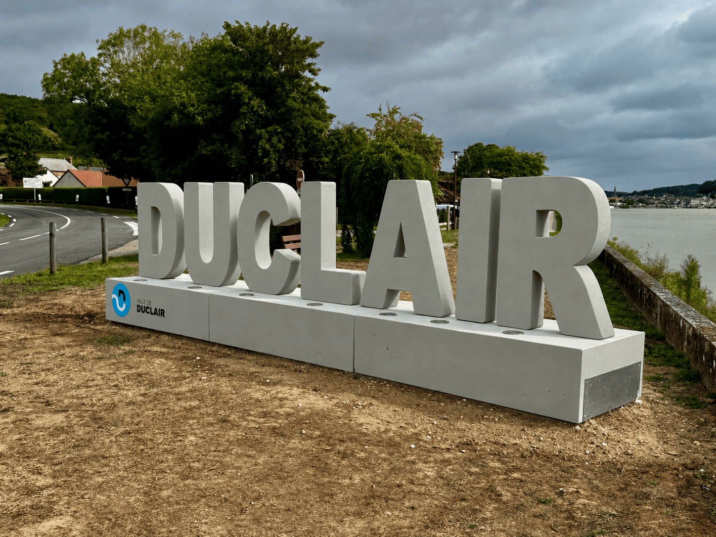 <img src="htts://3dconcrete.fr/actualités/https://3dconcrete.fr/lettrage-lumineux-en-3d-beton-a-duclair/letrasXXL.jpg" alt="Letras XXL en hormigón impreso en 3D con iluminación LED, 3D Concrete, Perpiñán, Pirineos Orientales, Occitania">