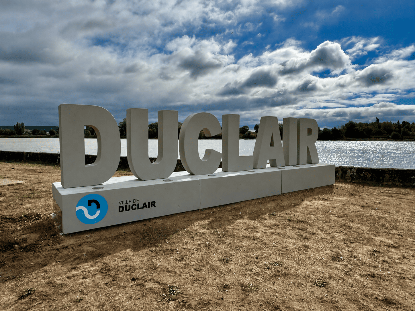 <img src="htts://3dconcrete.fr/actualités/https://3dconcrete.fr/lettrage-lumineux-en-3d-beton-a-duclair/letrasXXL.jpg" alt="Letras XXL en hormigón impreso en 3D con iluminación LED, 3D Concrete, Perpiñán, Pirineos Orientales, Occitania">