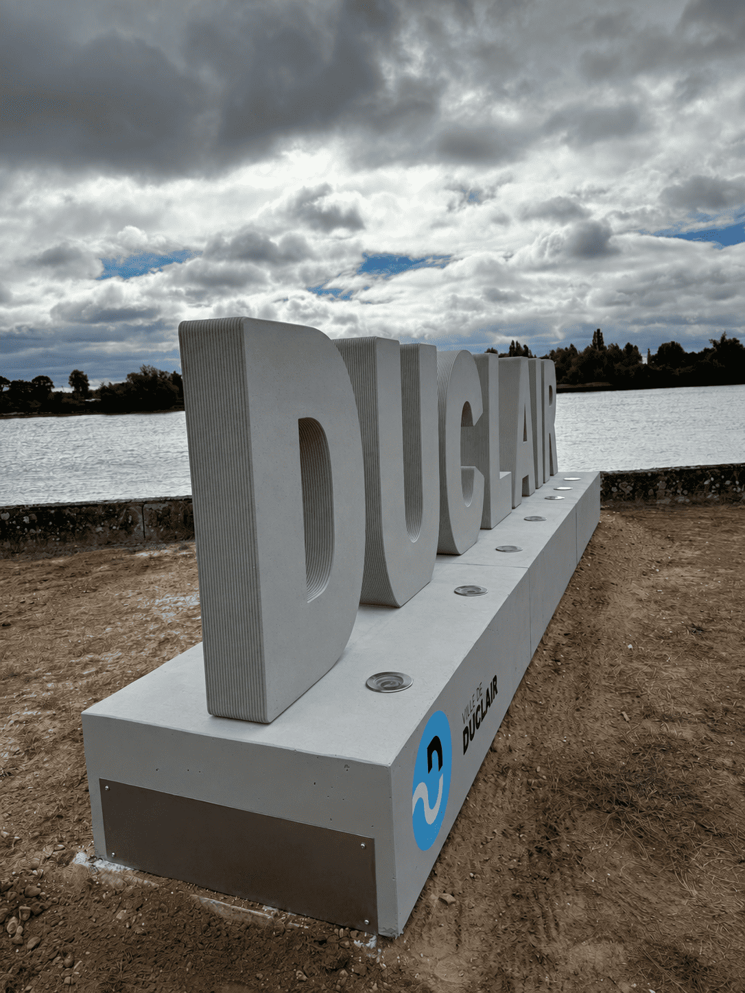 <img src="htts://3dconcrete.fr/actualités/https://3dconcrete.fr/lettrage-lumineux-en-3d-beton-a-duclair/letrasXXL.jpg" alt="Letras XXL en hormigón impreso en 3D con iluminación LED, 3D Concrete, Perpiñán, Pirineos Orientales, Occitania">