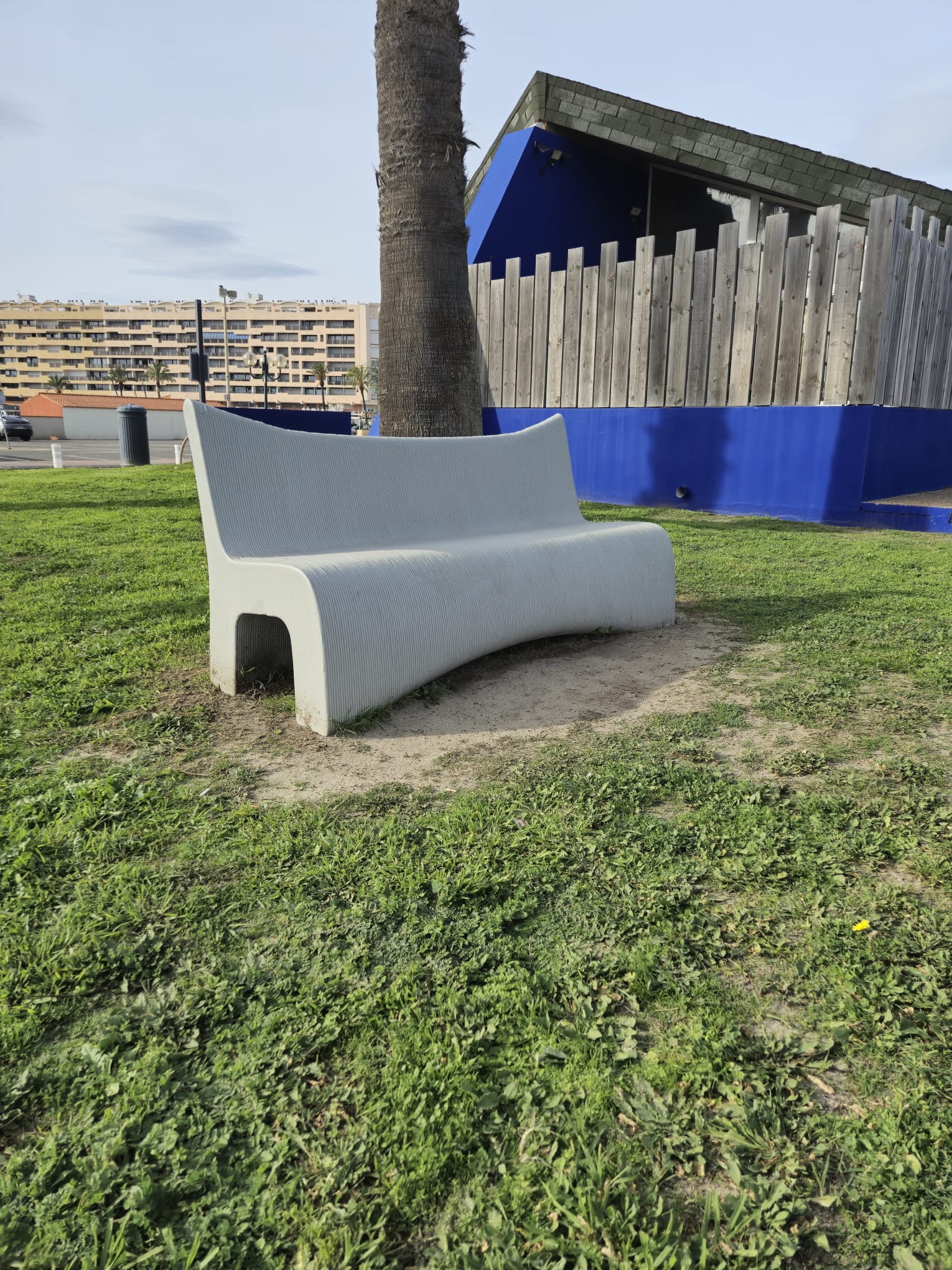 <img src="https://3dconcrete.fr/actualités/mobilier-urbain-en-3d-beton/urbanfurniture.jpg" alt="The Saint-Cyprien Tourist Office is equipped with urban furniture in 3D printed concrete by 3D Concrete, Pyrénées-Orientales, Occitanie, South of France">