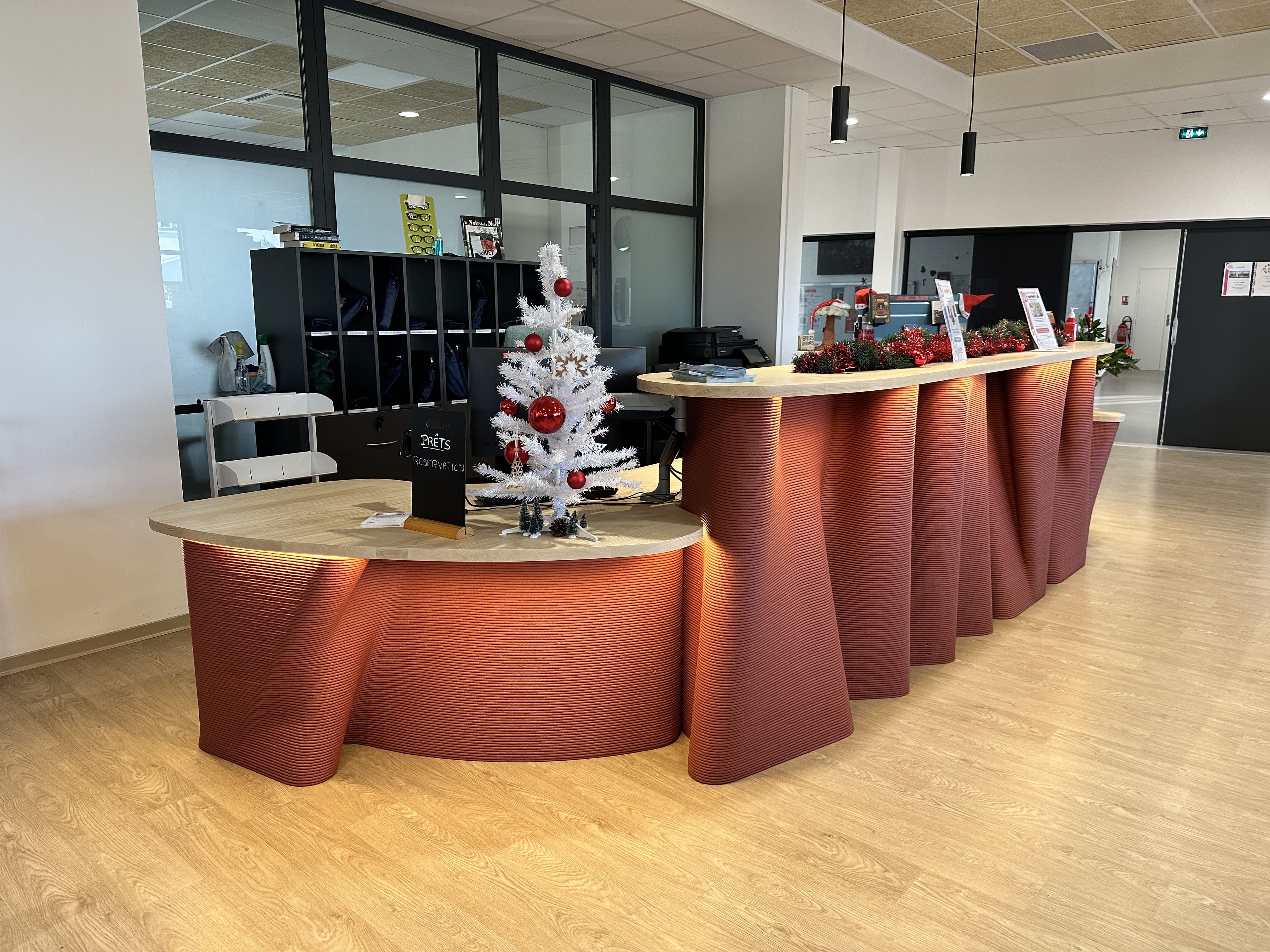 <img src="https://3dconcrete.fr/actualités/https://3dconcrete.fr/une-banque-d-accueil-sur-mesure-a-saleilles/3Dprintedconcretereceptiondesk.jpg" alt="3D printed concrete reception desk, Saleilles, 3D Concrete, Perpignan, Pyrénées-Orientales, Occitanie">