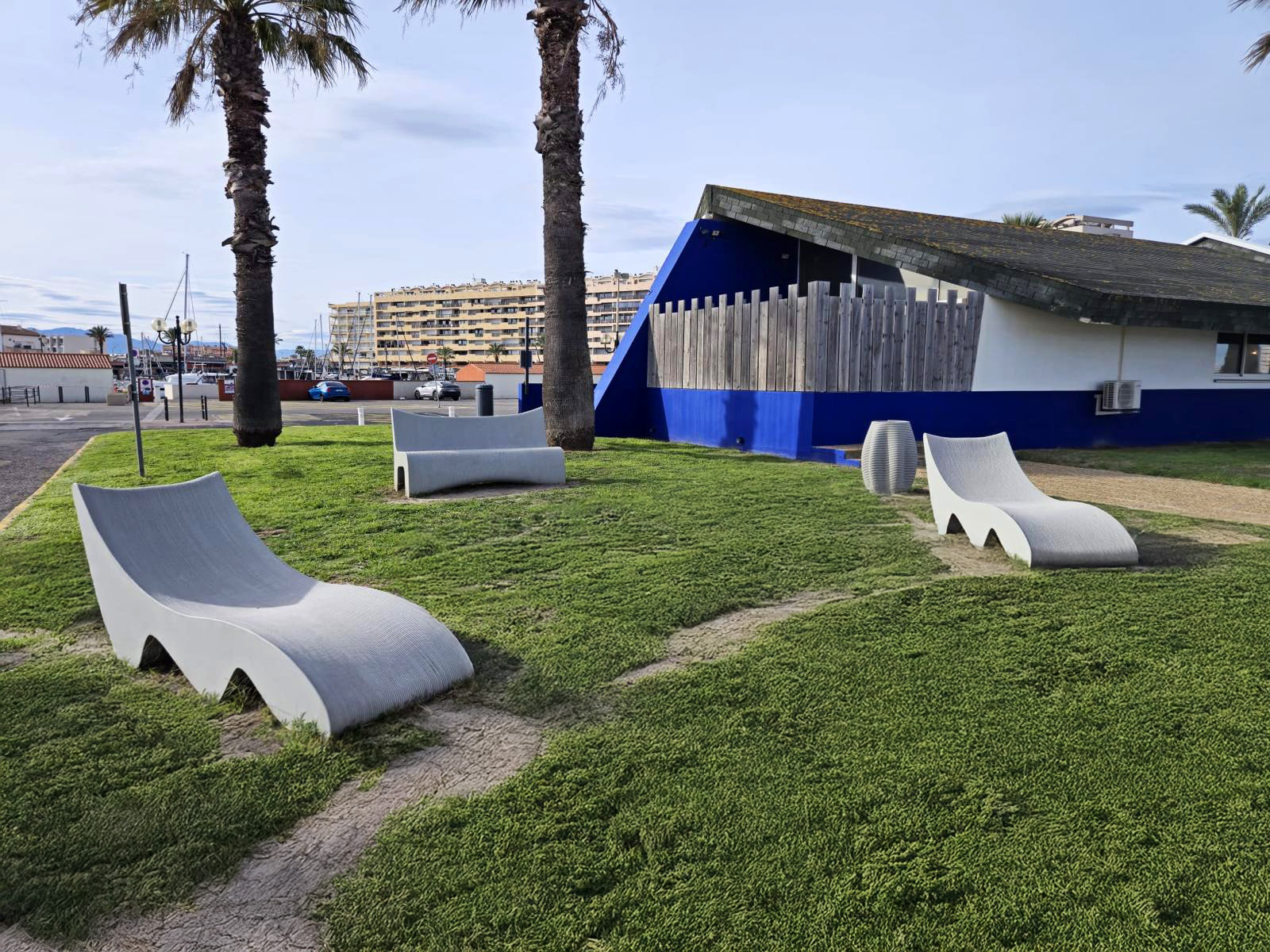 <img src="https://3dconcrete.fr/actualités/mobilier-urbain-en-3d-beton/urbanfurniture.jpg" alt="The Saint-Cyprien Tourist Office is equipped with urban furniture in 3D printed concrete by 3D Concrete, Pyrénées-Orientales, Occitanie, South of France">