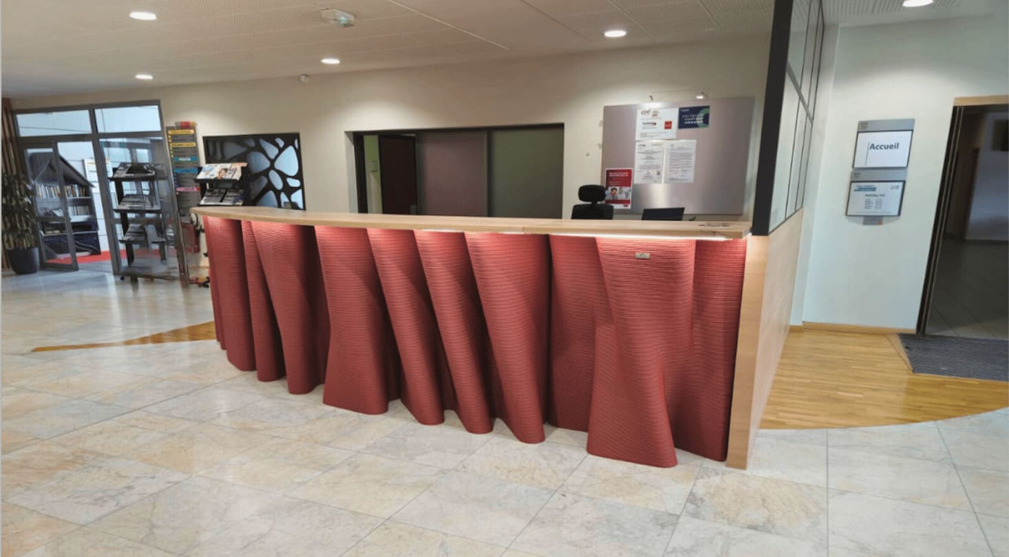 <img src="https://3dconcrete.fr/actualités/revolution-esthetique-a-la-cma-66-avec-une-banque-d-accueil-3d/CMAreceptiondesk.jpg" alt="CMA 66 unveils an innovative reception desk printed in 3D concrete, blending functionality with modern design">