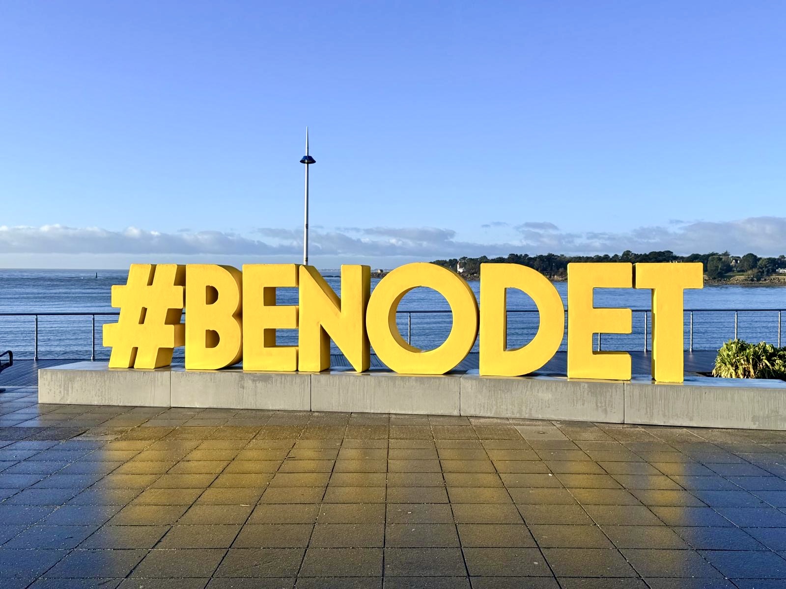 Yellow lettering Benodet